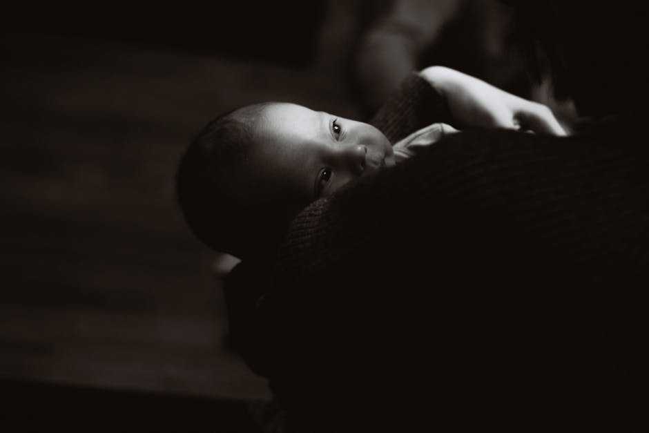 mother eye contact infant emotional bonding